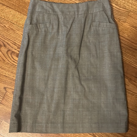 Banana Republic suit. Size 2 too and size 6 skirt. GUC - Picture 3 of 8